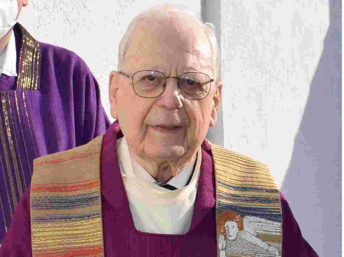 Pfarrer Hellmut Bullinger durfte seinen 100. Geburtstag feiern. Er hält noch regelmäßig Gottesdienste. Foto: Roland Habermeier
