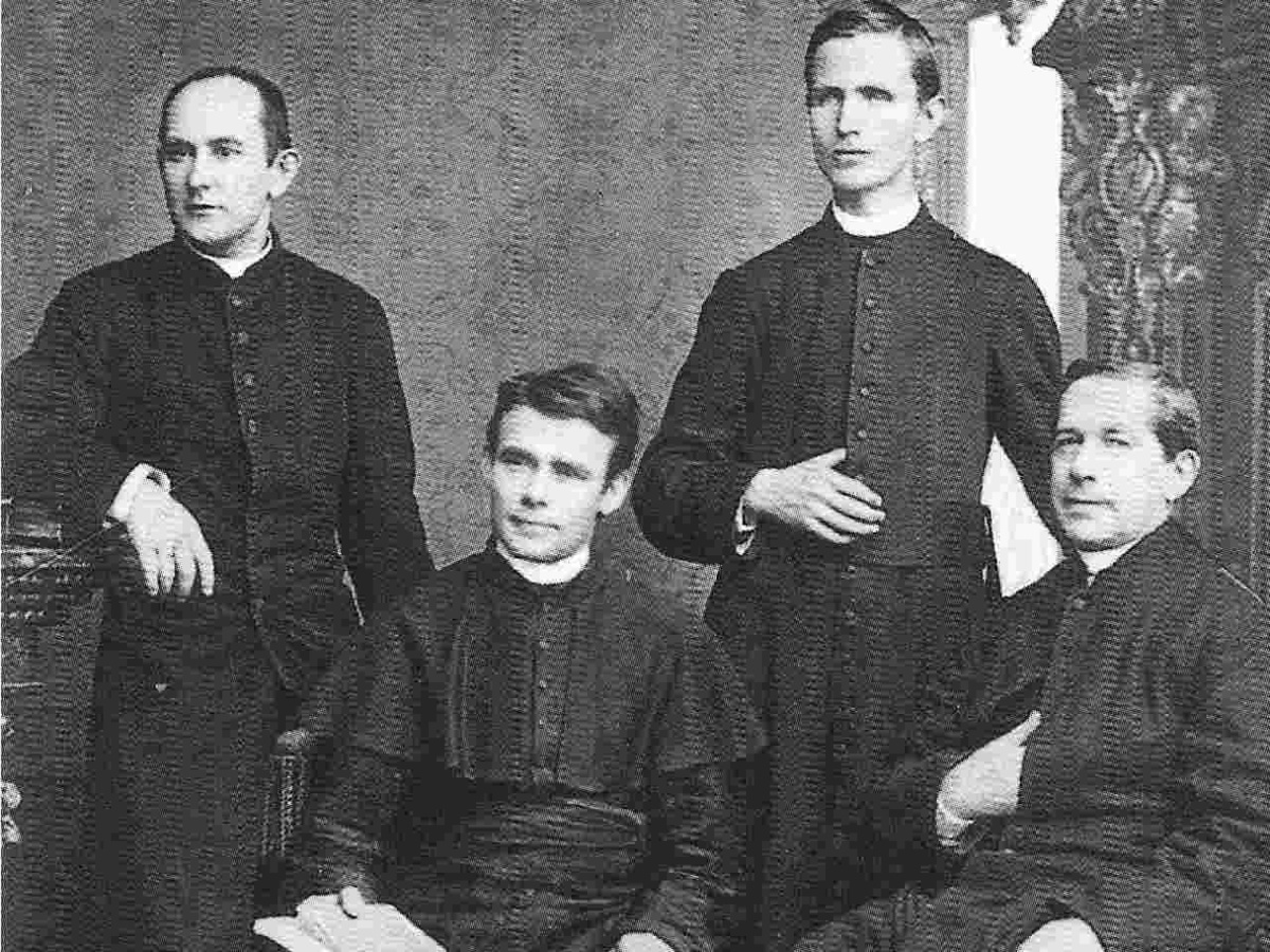 Franziskus Jordan (sitzend links) mit Bonaventura Lüthen (Zweiter von rechts) und zwei weiteren Gefährten 1882. Foto: Generalarchiv der Salvatorianer in Rom
