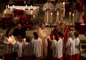Bischof Bertram zündet die Kerzen der Ministranten an, bevor der Ulrichsschrein in einer Lichterprozession von der Ulrichsbasilika zum Augsburger Dom getragen wird. (Foto: Zoepf)