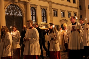 In einer Lichterprozession wird der Ulrichsschrein von der Basilika zum Augsburger Dom getragen. (Foto: Zoepf)