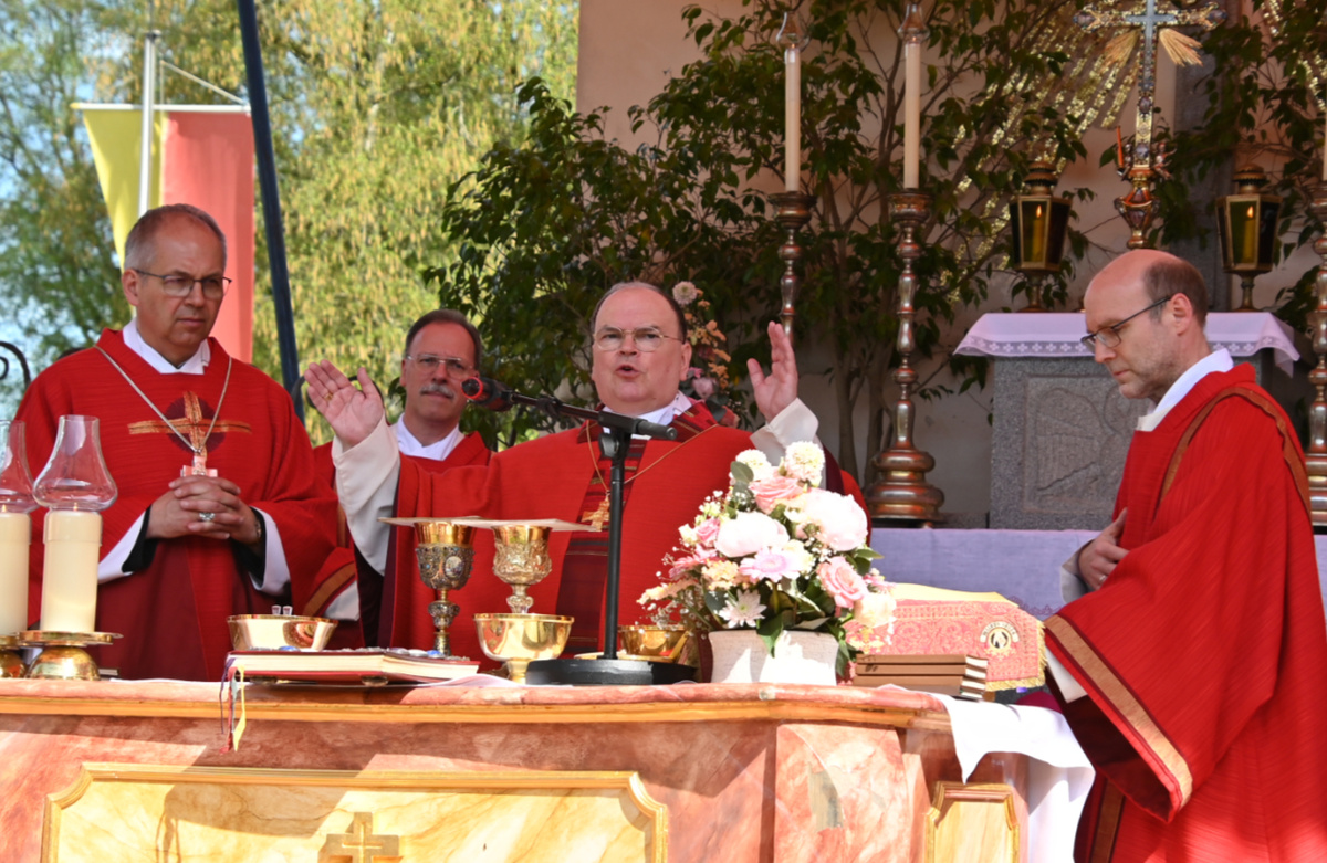 Bischof Bertram segnete Gläubige mit dem Scheyrer Kreuz (Mittwoch, 17. Mai 2023 10:28:00)