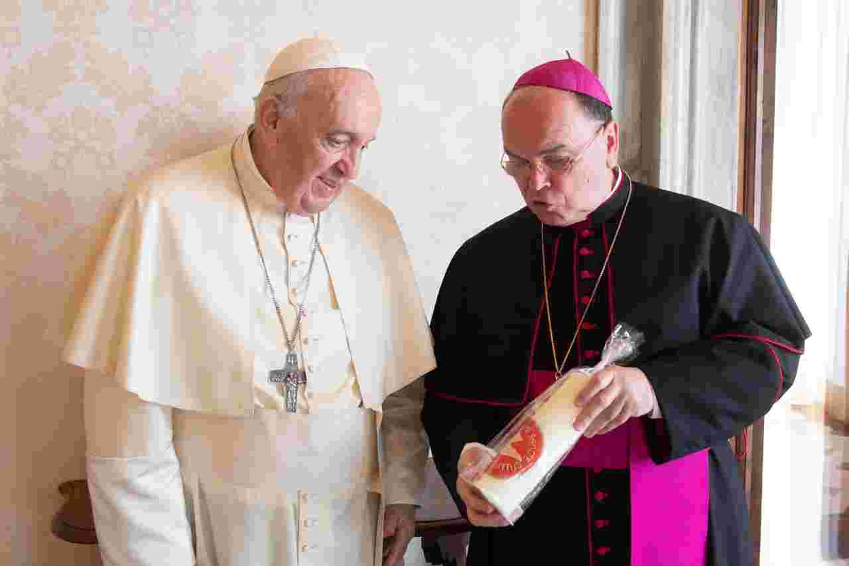  Der Heilige Vater begrüßt Bischof Bertram herzlich. Foto: Vatican Media