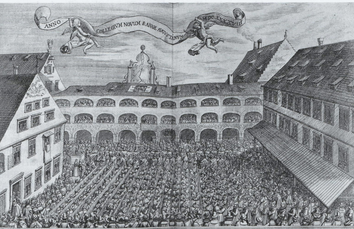Der Kupferstich von Raphael Custos aus dem Jahr 1648 zeigt wie im Hof des Anna-Kollegs in Augsburg ein evangelischer Gottesdienst gefeiert wurde. Deutlich ist im linken Haus das Fenster zu erkennen, aus dem der Prediger sprach. 