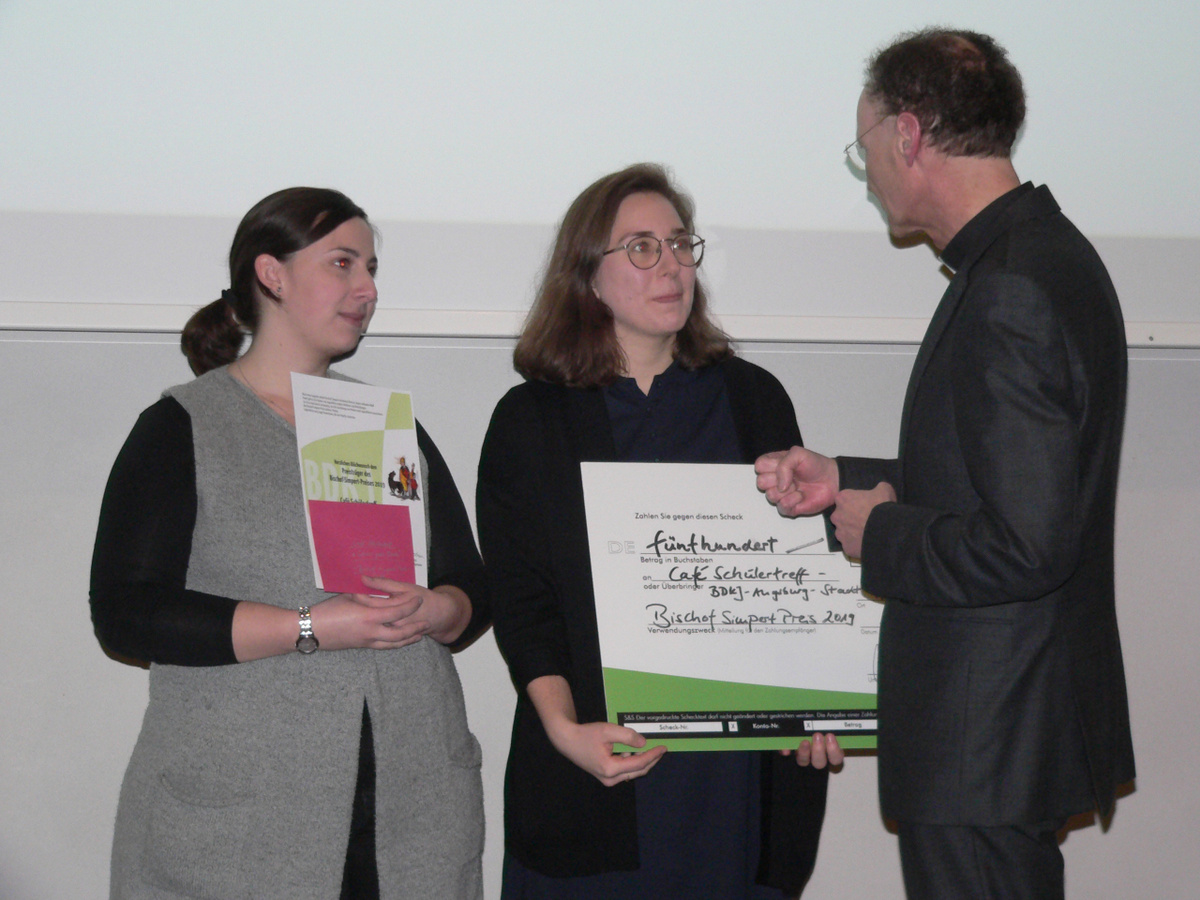 Domkapitular Wolfgang Hacker gratuliert den Vertreterinnen des Cafés Schülertreff zu ihrem Preis. (Foto: Alt)