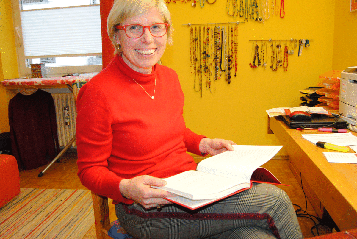 Der Einband des aktuellen Fürbittenbuches, das die Gemeindereferentin Theresia Zettler verfasst hat, ist in ihrer Lieblingsfarbe Rot. Foto: Fischer
