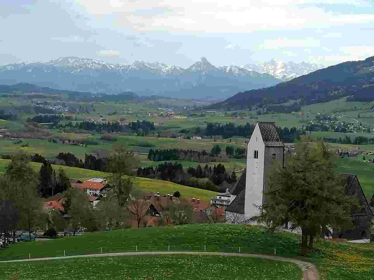 Traumhaft schön: Blick auf die Kirche St. Michael in Mittelberg und die Allgäuer Alpen. Sie ist eine der höchstgelegenen Pfarrkirchen in Deutschland. Foto: Brigitte Geiselhart