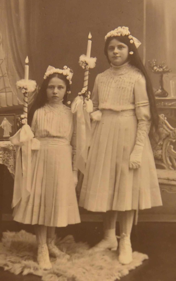 Josy Meidinger (links) mit ihrer ein Jahr älteren Schwester Magdalena. Geboren und aufgewachsen ist die Künstlerin in Kloster Schäftlarn, wo ihr Vater Lehrer am Gymnasium war. (Foto: Hammerl)