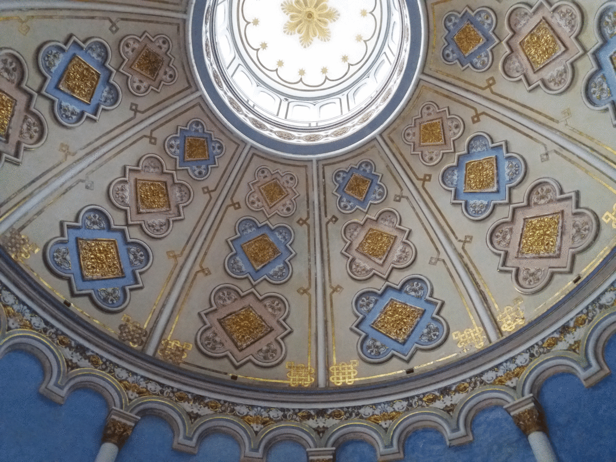  Die Schmuckelemente der Kuppel des Mausoleums sind in den Farben Himmelblau, Grau und Gold gehalten. Foto: Reitzig