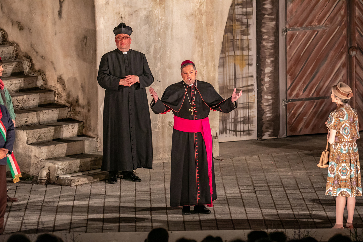 Pfarrer Beck tritt in „Don Camillo“ als Bischof auf (Samstag, 29. Juli 2023 09:58:00)