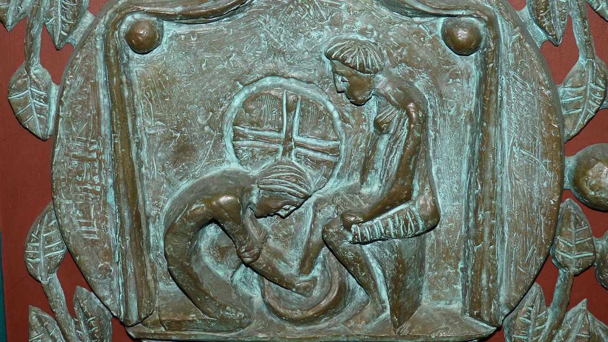 Die Fußwaschung auf dem Bronze-Relief einer Tür. (Symbolfoto: gem)