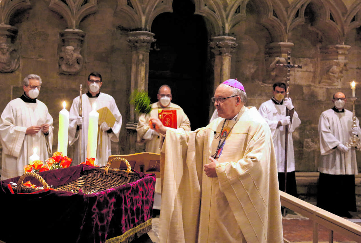 Bischof Rudolf Voderholzer bei der traditionellen Kerzenweihe. Foto: Beirowski