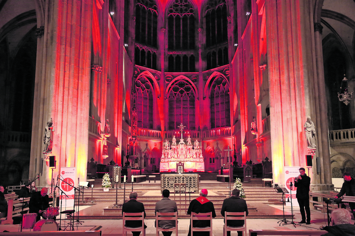 Zum „Abend der Zeugen“ war der Regensburger Dom St. Peter außen wie innen in blutrotes Licht getaucht. Foto: Doering