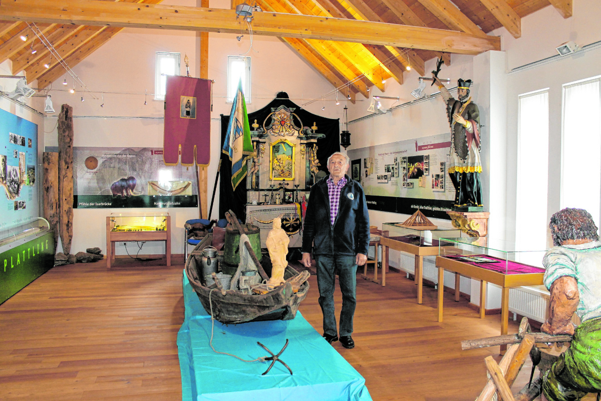  Der Vorsitzende des St.-Johann-Nepomuk-Vereins Günther Rösch präsentiert im vereinseigenen Museum die zahlreichen Exponate, die die Verehrung des heiligen Johannes Nepomuk über Jahrhunderte hinweg dokumentieren.