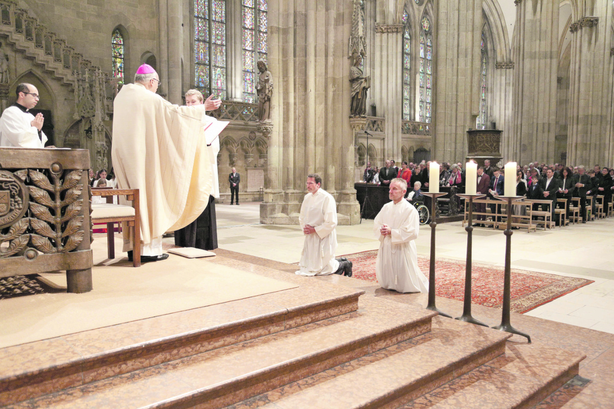 Bischof Rudolf Voderholzer spricht das Weihegebet über die beiden neuen Ständigen Diakone. Foto: Köglmeier