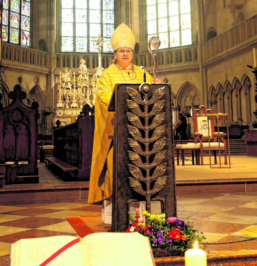 Bischof Voderholzer bei seiner Predigt am Osterrsonntag im Dom.