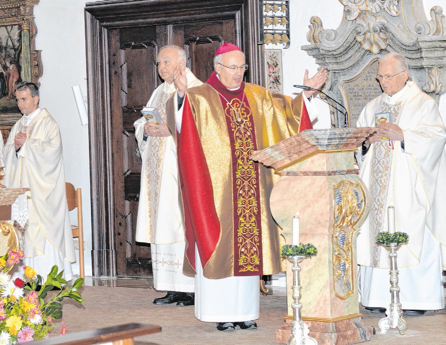 Foto (Hilmer): Bischof Rudolf beim Gottesdienst mit P. Winfried Wermter (rechts), Dekan Anton Schober (Zweiter von links) und Pfarrer P. Johannes Lipinski (links). 