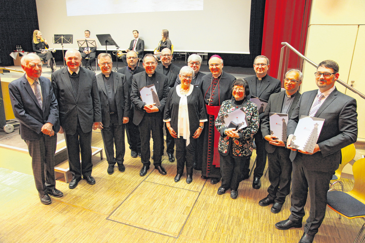 Bischof Rudolf Voderholzer zusammen mit den ausgezeichneten Priestern und Weltchristen beim Festakt im Regensburger Kolpinghaus.