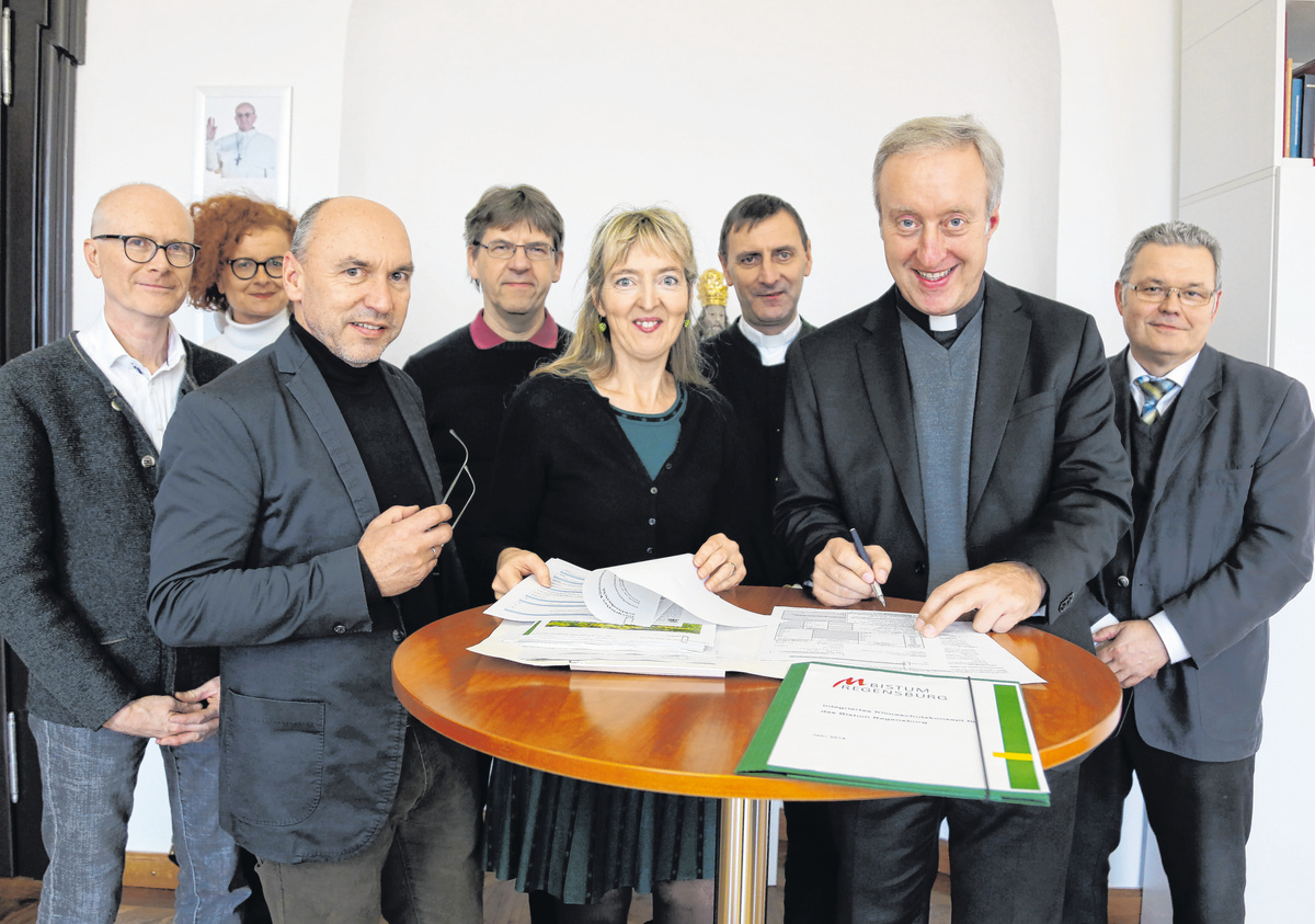 Im Beisein der abteilungsübergreifenden Arbeitsgruppe verabschiedete Generalvikar Michael Fuchs (Zweiter von rechts) mit seiner Unterschrift das Klimaschutzkonzept für die Diözese Regensburg. 