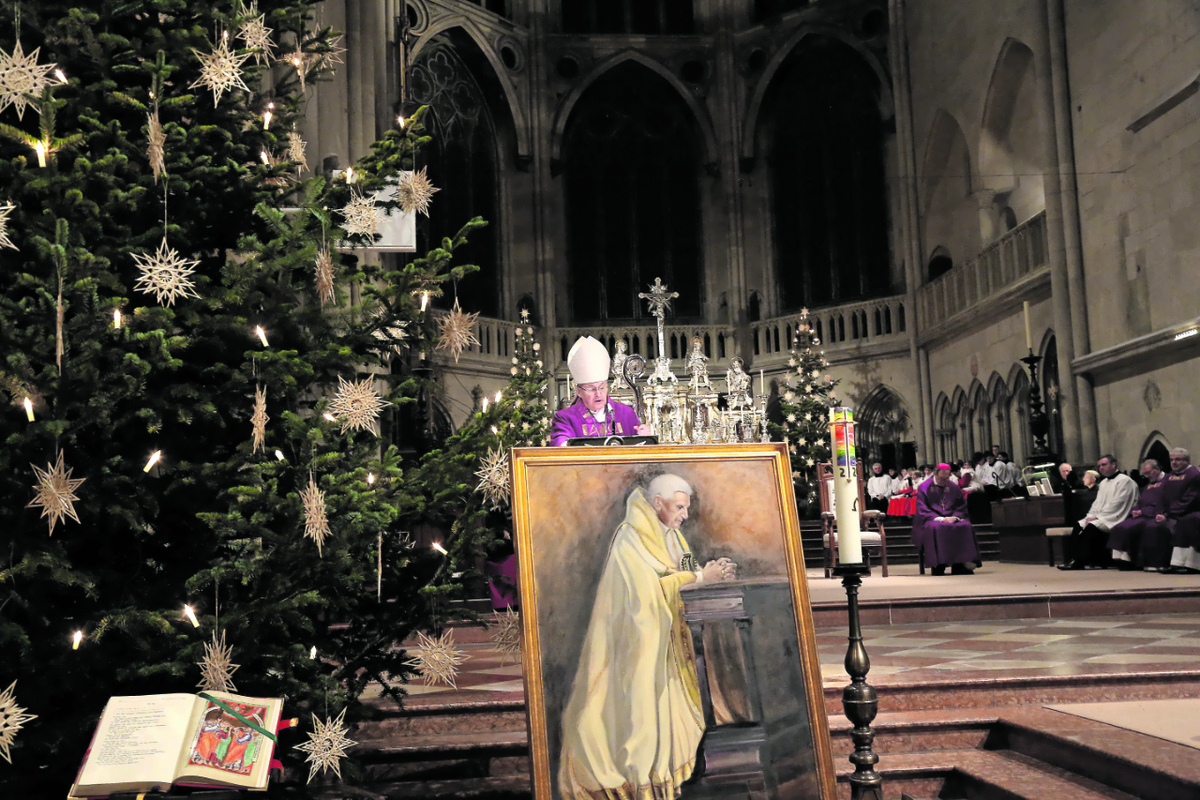 Bischof Rudolf Voderholzer würdigte in seiner Predigt beim Requiem im Regensburger Dom Papst em. Benedikt XVI. als großen Theologen und bezeichnete ihn als „Weihnachtsmenschen“. Foto: Schötz