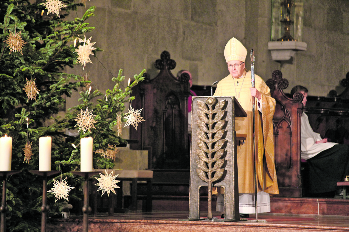 Bischof Rudolf Voderholzer bei seiner Predigt in der Christmette im Regensburger Dom St. Peter. Foto: Neumann