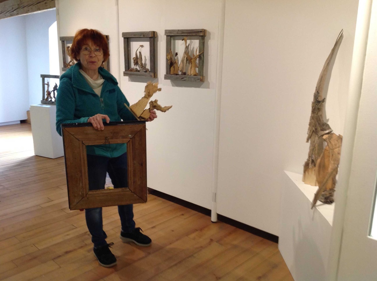 Die Künstlerin Elfriede Winter informierte bei der Ausstellungseröffnung über die Engelsfiguren.