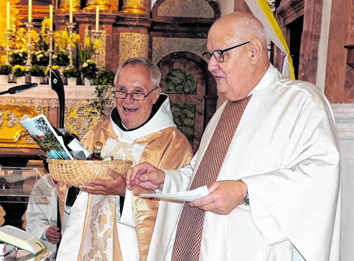 Pater Ulrich Schrapp (rechts) übergab an Festprediger Abtprimas em. Notker Wolf OSB (links) einen Geschenkkorb als Gastpräsent. Foto: Wendl