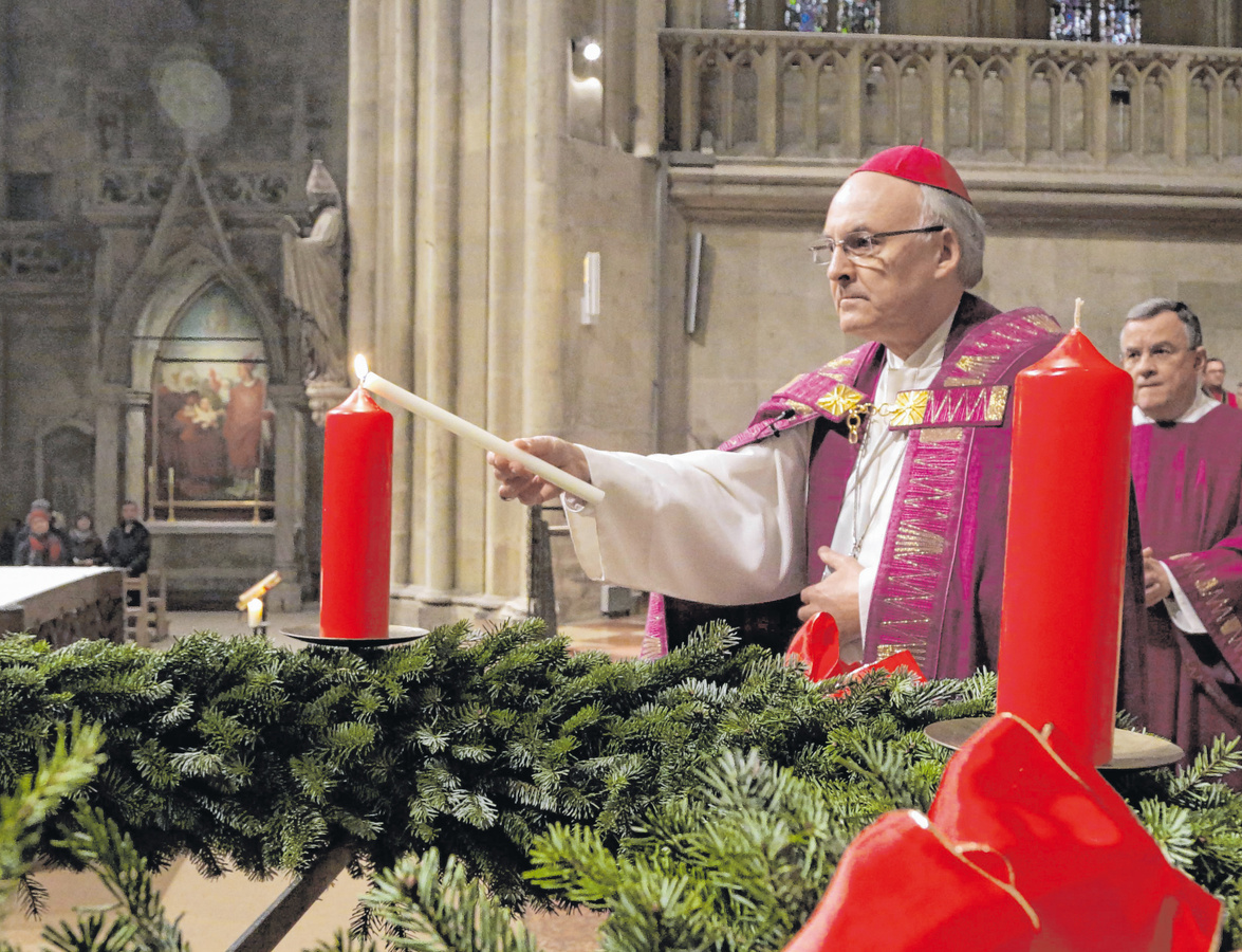 Bischof Rudolf Voderholzer entzündet die erste Kerze des Adventskranzes im Dom.