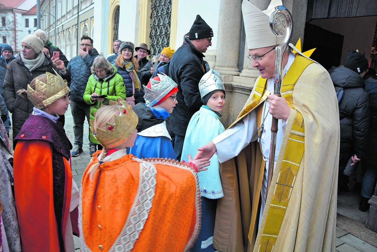 Bischof Rudolf Voderholzer begrüßte jeden Sternsinger einzeln mit einem „Servus“ vor der Basilika in Waldsassen. Foto: J. Rosner