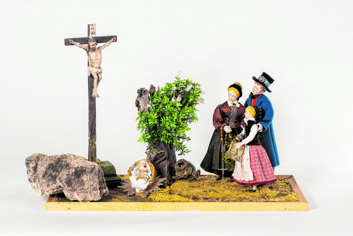 Auch diese Krippendarstellung wird zu sehen sein: Oberpfälzer Familie vor dem neugeborenen Heiland unter dem Kreuz