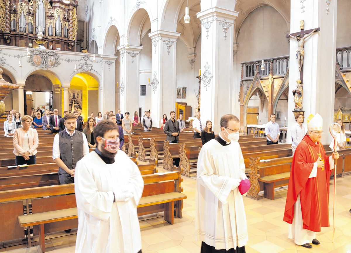Bei einem Gottesdienst in der Regensburger Niedermünsterkirche erteilte Bischof Rudolf Voderholzer insgesamt 30 Referendarinnen und Referendaren die Missio canonica.