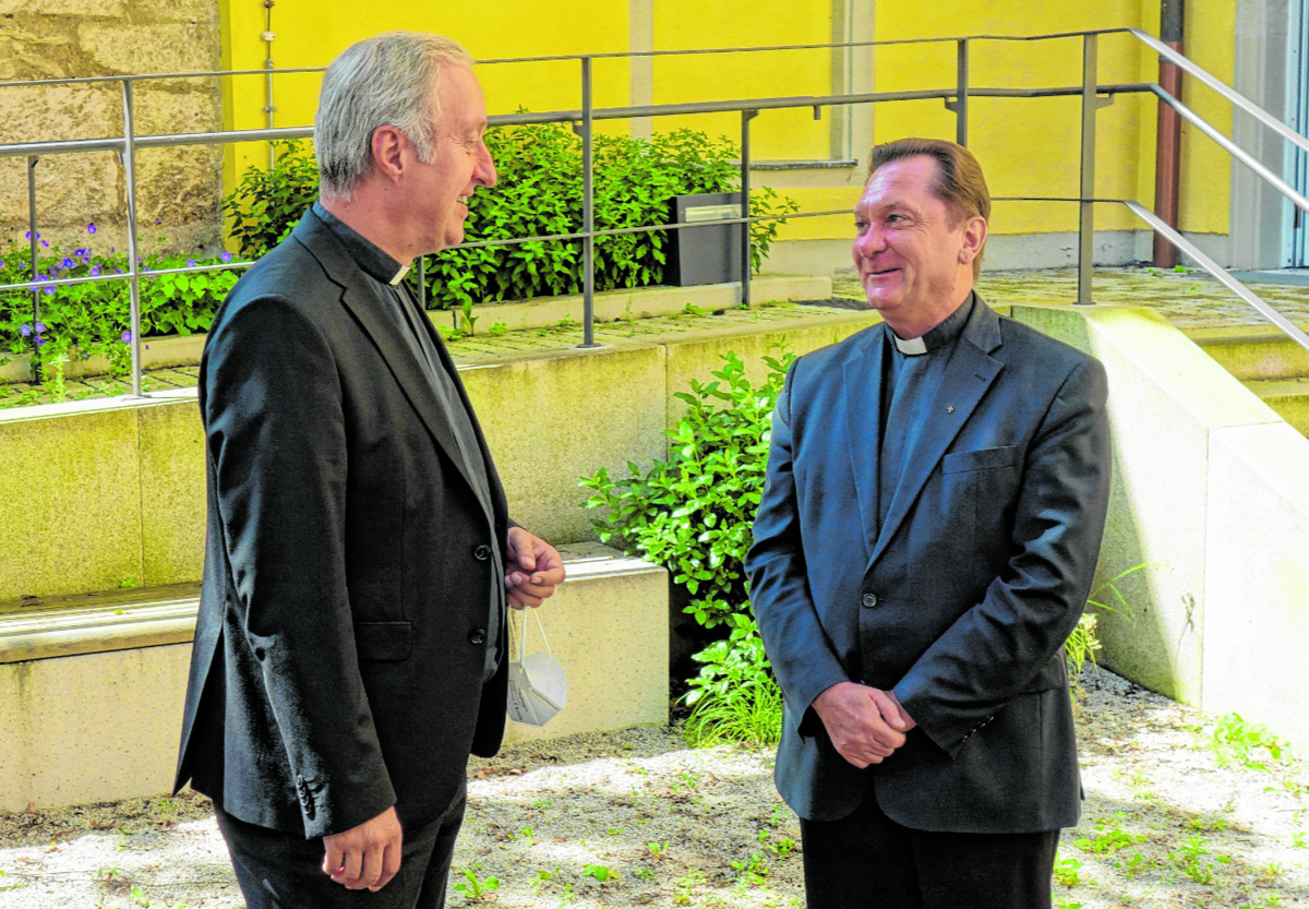 Generalvikar Michael Fuchs (links) und sein designierter Nachfolger Roland Batz (rechts) gaben bei einer Pressekonferenz Rückblick und Ausblick. Foto: Mohr