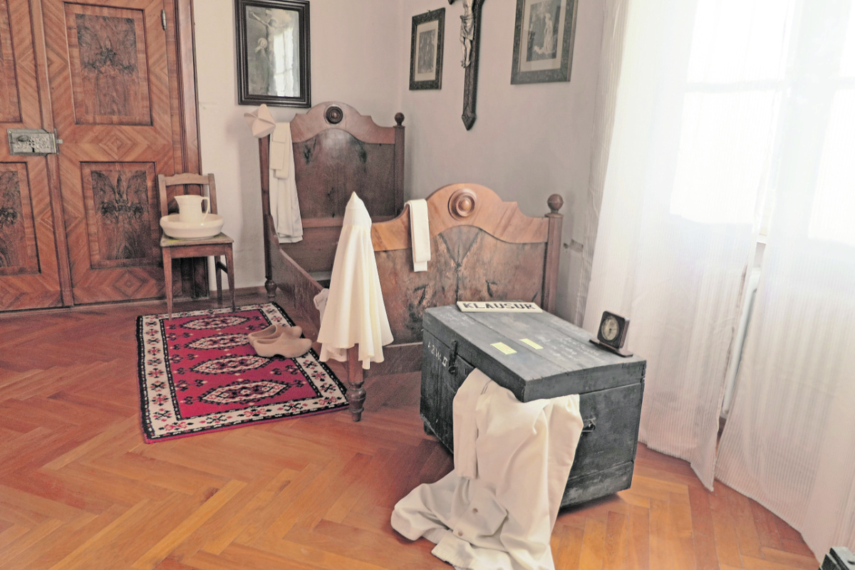 Bett, Stuhl, Tisch, Schrank, Betschemel und eine Waschschüssel: Die Ausstellung zeigt auch, wie bescheiden eine Klosterzelle einst ausgestattet war.  Foto: Hilmer