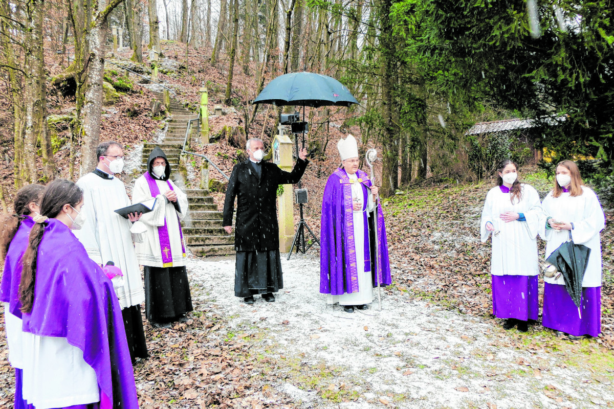 Im Rahmen eines Pastoralbesuchs segnete Bischof Rudolf Voderholzer die Utto­brunner Staffel mit Kreuzweg in Metten.