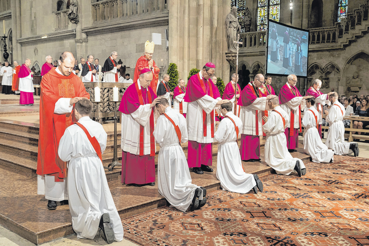  Nach dem Bischof legten alle anwesenden Priester den Weihekandidaten die Hände auf, um sie in die Gemeinschaft der Priester aufzunehmen.