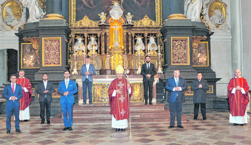 Die neuen pastoralen Mitarbeiter mit Bischof Rudolf Voderholzer (Mitte) sowie den Domkapitularen Johann Ammer (links) und Franz Frühmorgen (rechts) nach der Aussendungsfeier in der Regensburger Basilika St. Emmeram.
