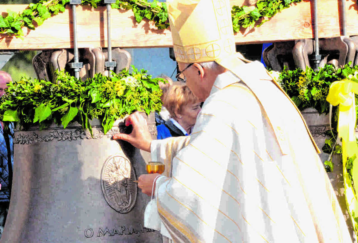 Bischof Rudolf salbt eine der neuen Glocken mit Chrisam. Foto: Prämaßing