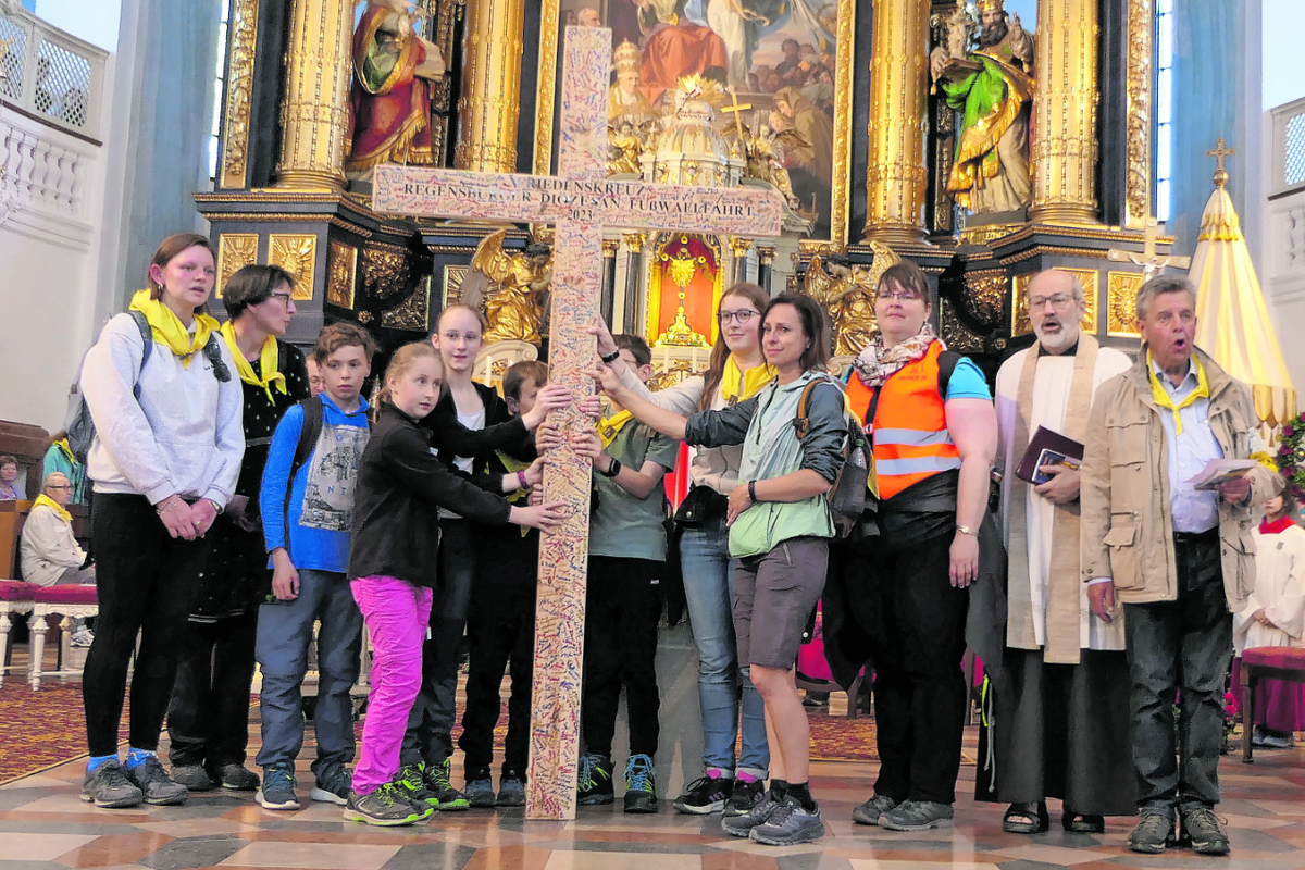 Das Friedenskreuz wurde in der Basilika aufgestellt und der Pilgerrucksack mit den vielen Gebetsanliegen davor abgestellt. Foto: Holmer