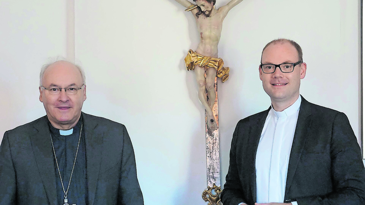 Als neuer Regens des Regensburger Priesterseminars seit dem 1. September im Amt stattete Daniel Stark (rechts) Bischof Rudolf Voderholzer seinen Antrittsbesuch ab. Foto: Groß