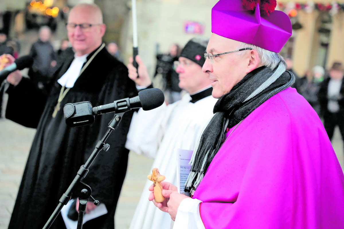 Als Höhepunkt der Segenszeremonie warf auch Bischof Rudolf Voderholzer von der Steinernen Brücke aus ein kleines Handkreuz in die Donau. Foto: Beirowski