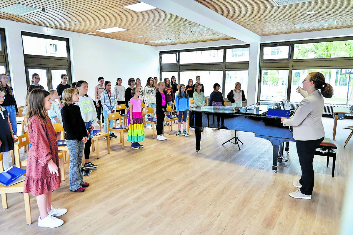 Die erste Chorprobe des neuen Mädchenchors bei den Regensburger Domspatzen mit seiner neuen Chorleiterin Elena Szuczies.  Foto: Michael Vogl/Domspatzen