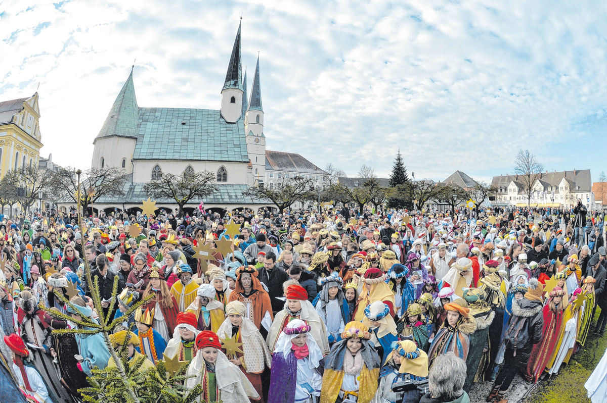   Rund 2600 Sternsinger aus elf Bistümern, davon alleine 600 aus dem Bistum Regensburg, haben an der bundesweiten Aussendungsfeier in Altötting teilgenommen.