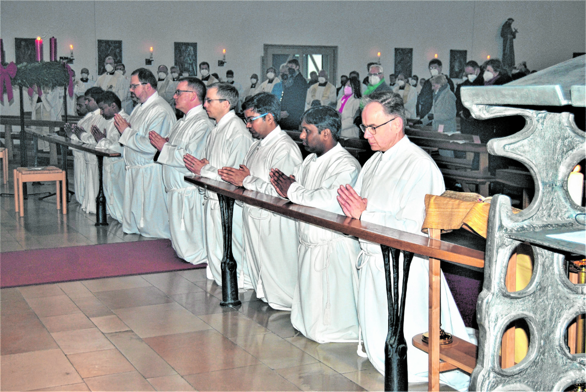 Vor der Weihe durch Bischof Rudolf Voderholzer bekundeten die neun neuen Diakone ihr „Ich bin bereit.“ Foto: Moro