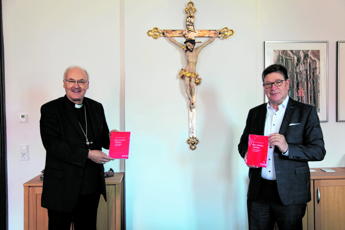 Bischof Rudolf Voderholzer (links) und Dr. Albrecht Weiland (rechts) freuen sich über das gelungene Buchprojekt. 