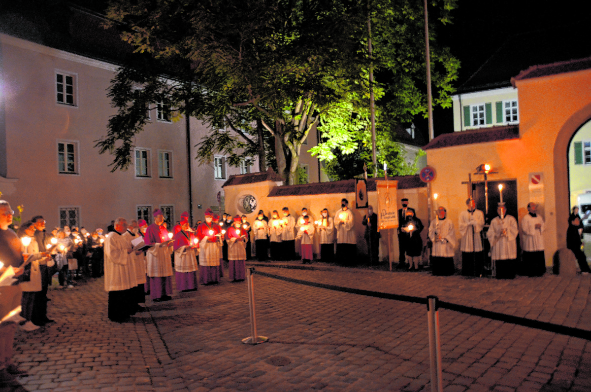 Zum Abschluss der Lichterprozession wurde an der Niedermünsterkirche die Weihe des Bistums an die Gottesmutter erneuert. Foto: Prämaßing