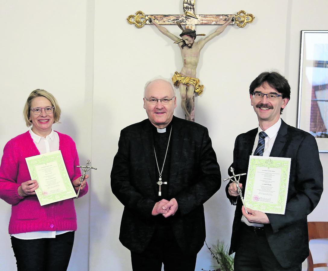 Bischof Rudolf Voderholzer beglückwünschte die beiden neuen Katechisten nach ihrer Rückkehr aus Rom. Foto: pdr