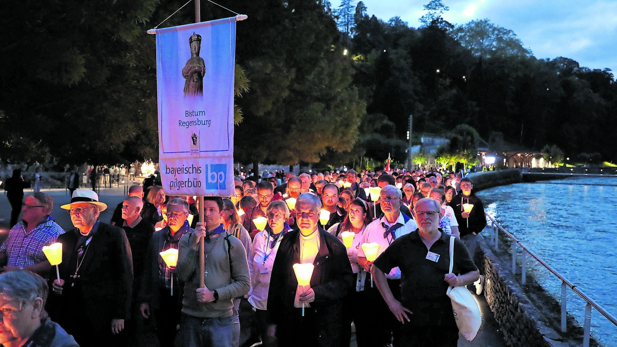 Die Regensburger Pilgergruppe bei der Lichterprozession am ersten Pilgertag. Foto: Schötz