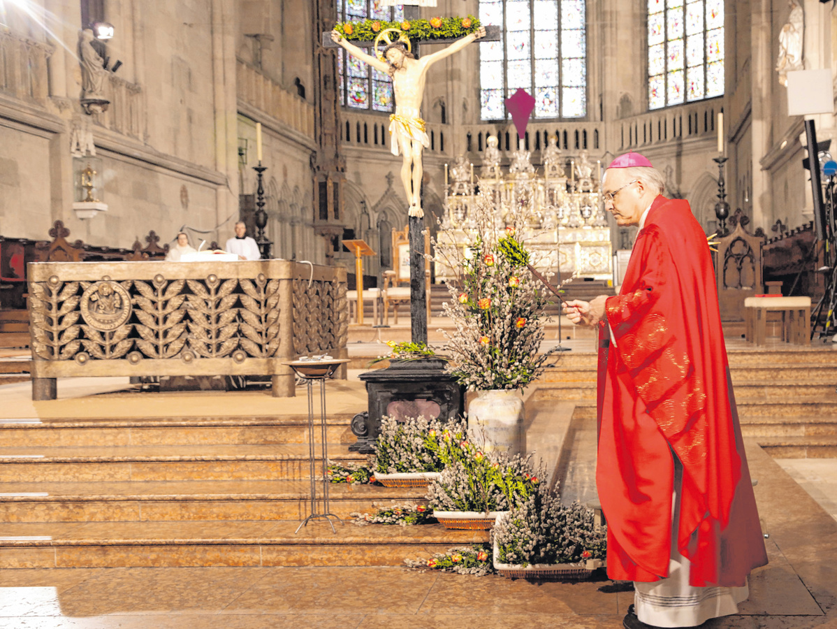 Zu Beginn der Feier segnete Bischof Rudolf die Palmbuschen vor den Altarstufen. Foto: Schötz