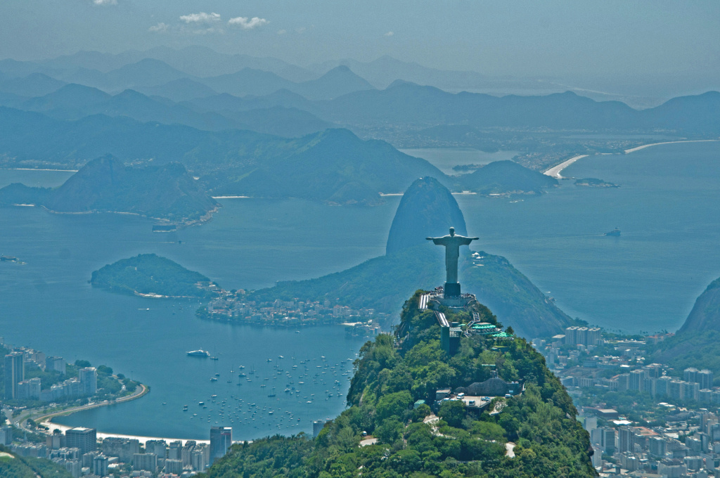 Christusstatue vor dem Zuckerhut in Rio de Janeiro. (Foto: KNA)
