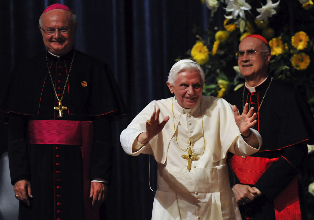 Am 25. September 2011 traf sich Papst Benedikt XVI. mit in Kirche und Gesellschaft engagierten Katholiken im Konzerthaus in Freiburg. Rechts von ihm steht Kardinalstaatssekretär Tarcisio Bertone, links Erzbischof Robert Zollitsch. (Foto: KNA)