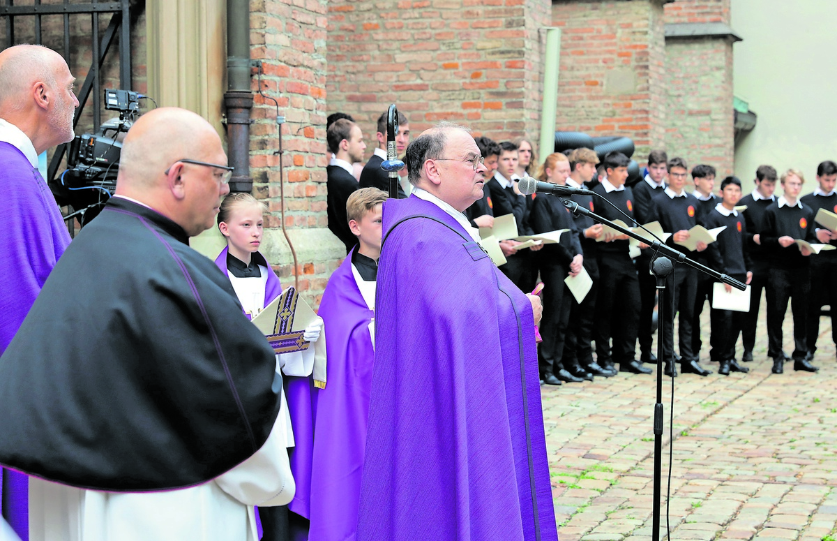 Bischof Bertram beim Versöhnungsgottesdienst. (Foto: Zoepf)